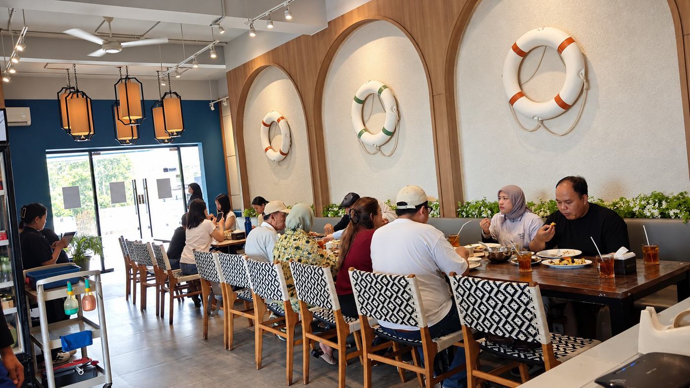 Ruang makan dengan dinding lengkung